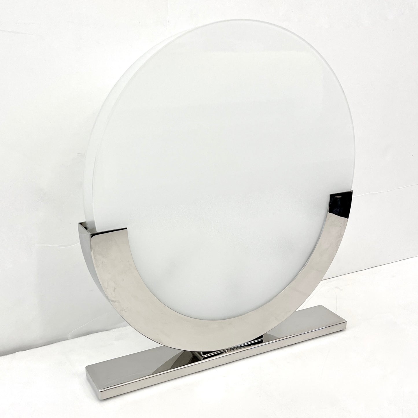 1990 Minimalist Italian Design White and Chrome Round Table Lamp