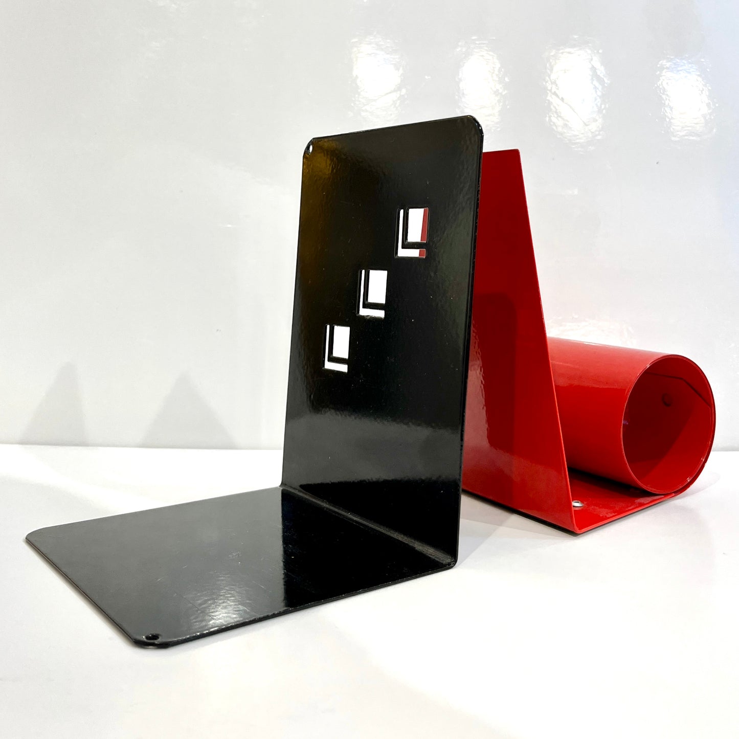 1970s Italian Vintage Red & Black Lacquered Metal Post-Modern Geometric Bookends