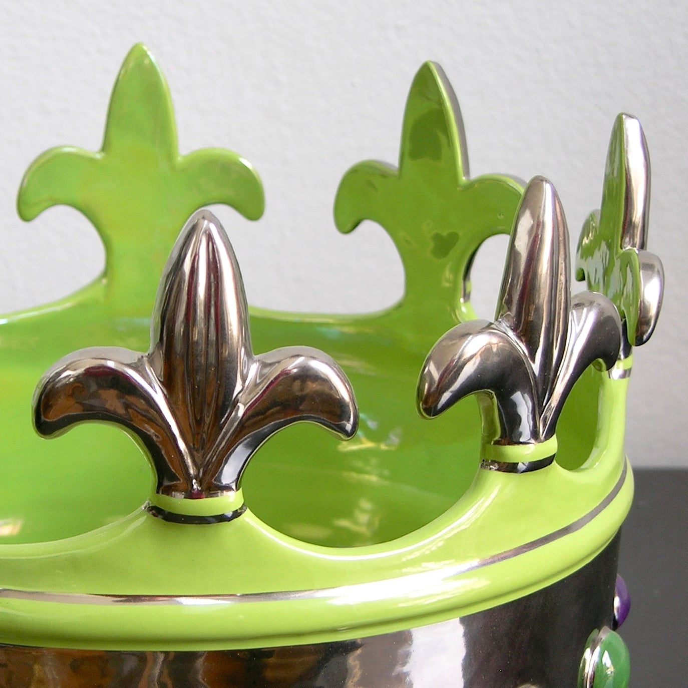Contemporary Italian Apple Jade Green Majolica Crown Bowl with Platinum Accents