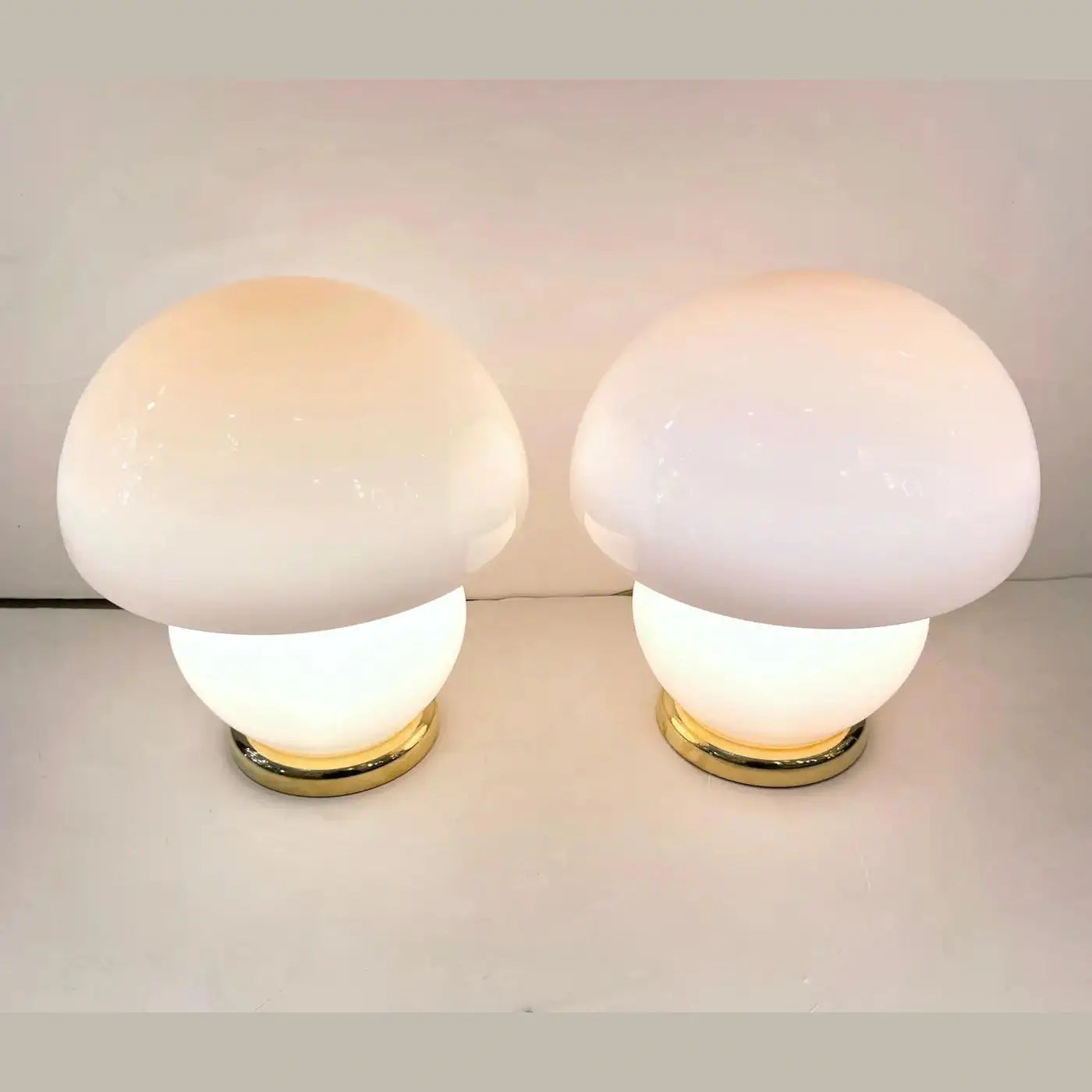1970s Vintage Italian Pair of Blush Pink Murano Glass and Brass Mushroom Lamps