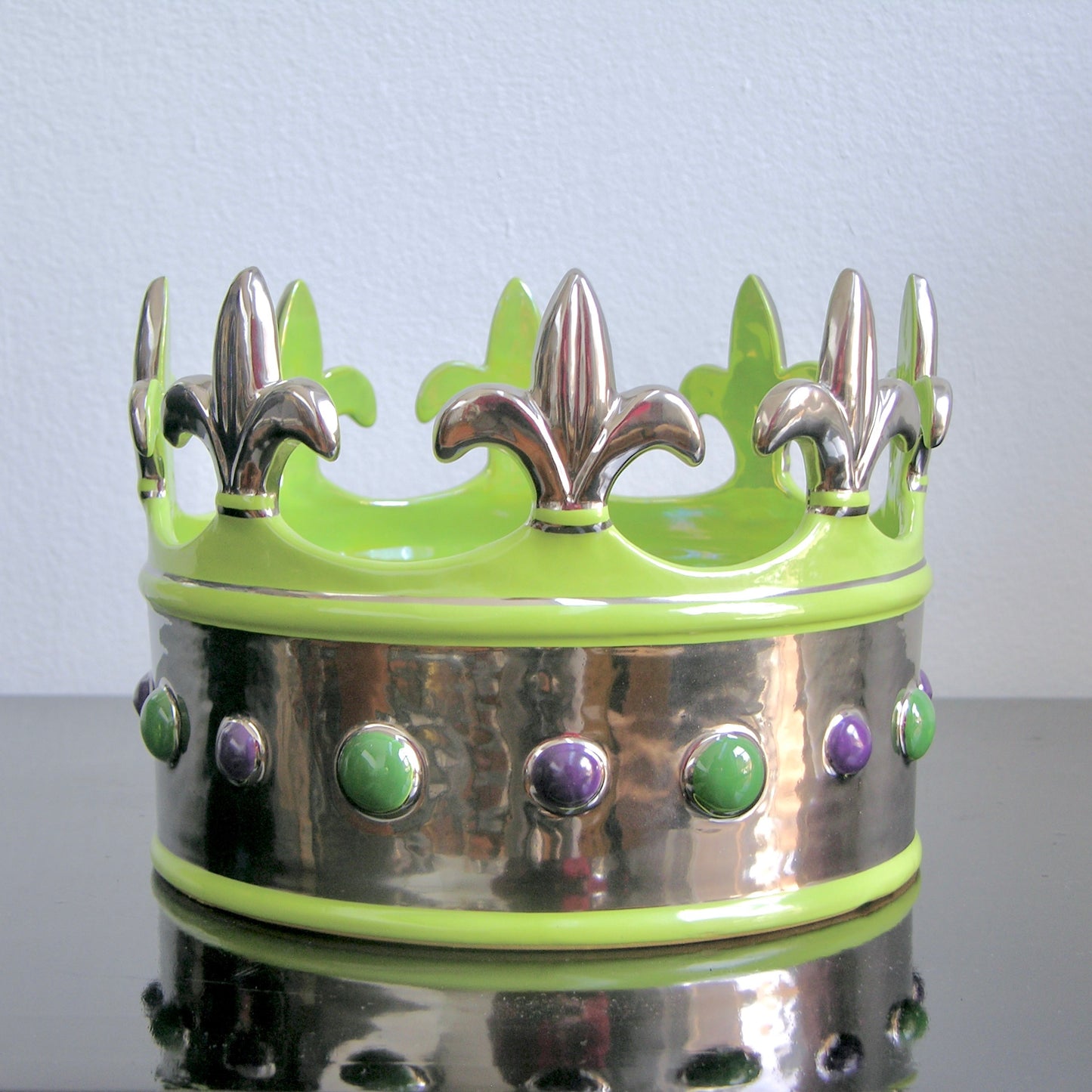 Contemporary Italian Apple Jade Green Majolica Crown Bowl with Platinum Accents