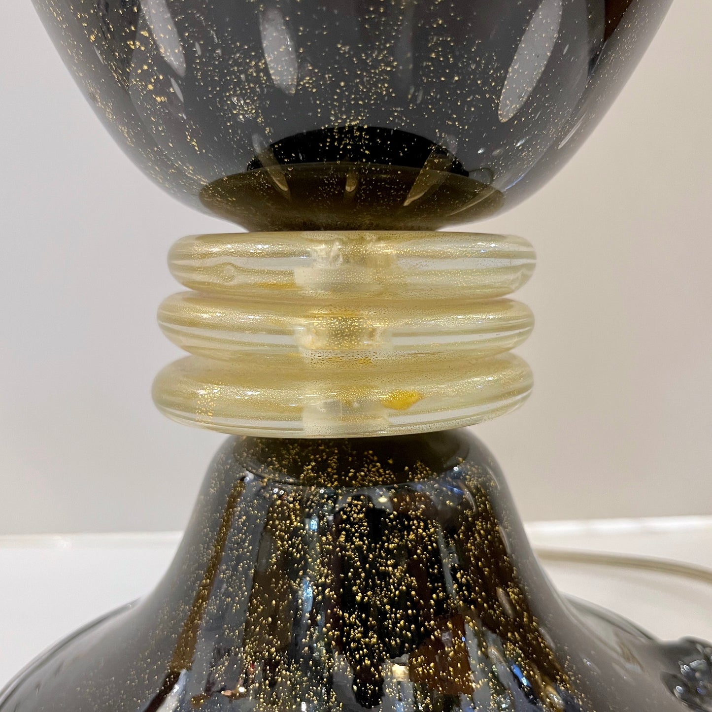 Seguso 1960s Italian Pair of Vintage Black and Gold Murano Glass Urn Shape Lamps