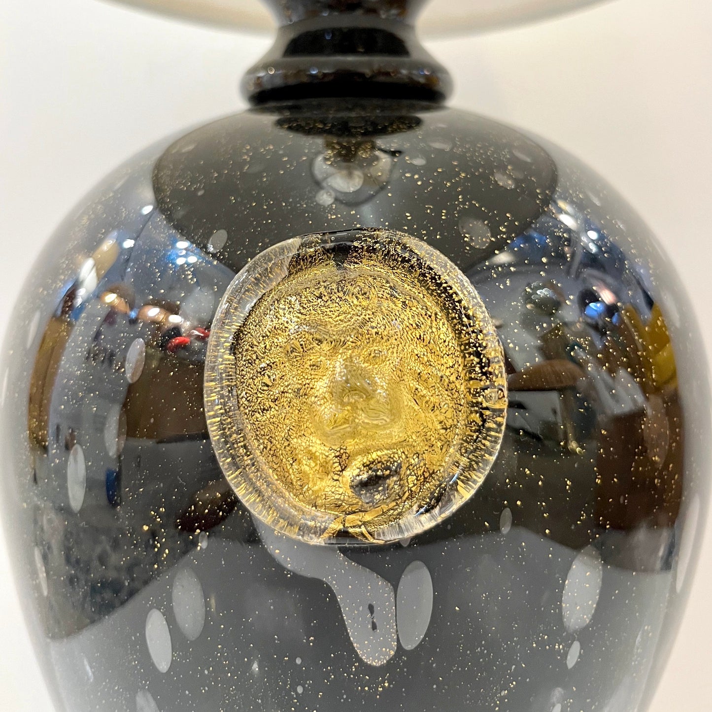 Seguso 1960s Italian Pair of Vintage Black and Gold Murano Glass Urn Shape Lamps