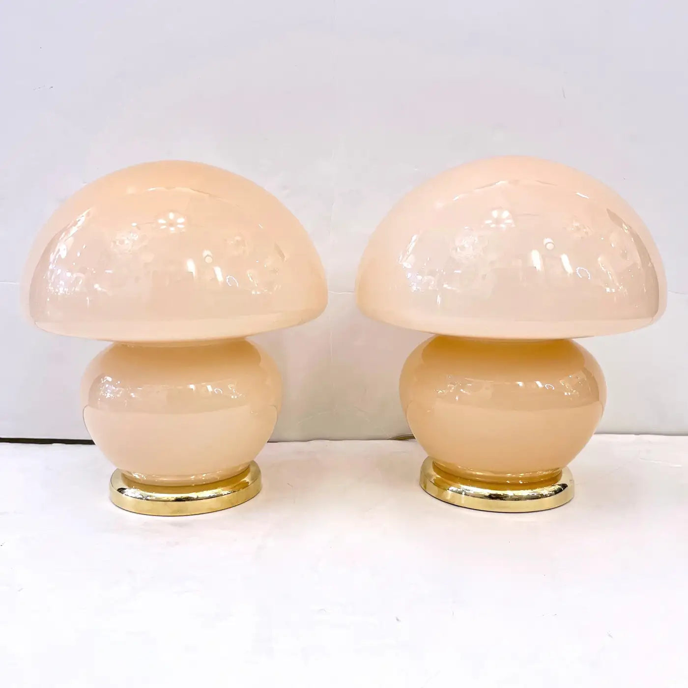 1970s Vintage Italian Pair of Blush Pink Murano Glass and Brass Mushroom Lamps