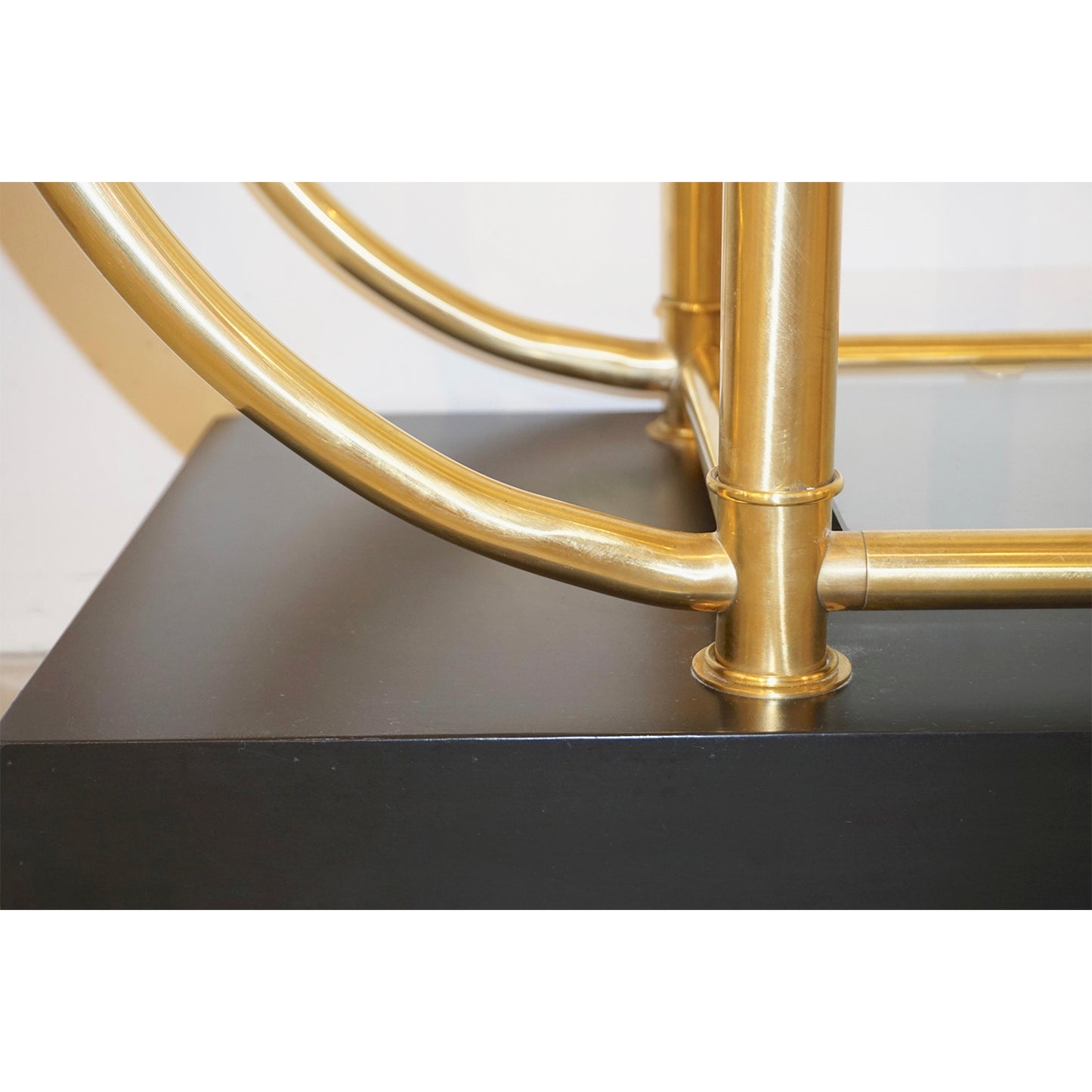 Italian Modern Gold Brass Tubular Shelving Unit Étagère on Black Lacquered Base